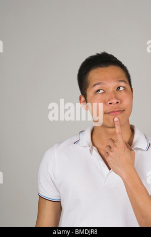 L'uomo con il dito sul mento Foto Stock