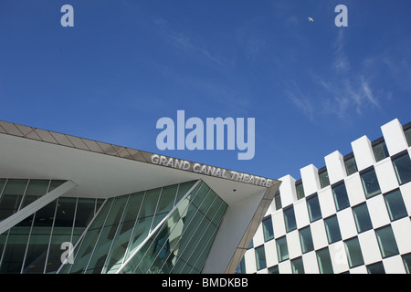 Il Bord Gáis teatro di energia (originariamente Grand Canal Theatre) è un performing arts venue, trova in Docklands di Dublino in Irlanda. Foto Stock