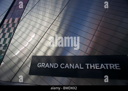 Il Bord Gáis teatro di energia (originariamente Grand Canal Theatre) è un performing arts venue, trova in Docklands di Dublino in Irlanda. Foto Stock