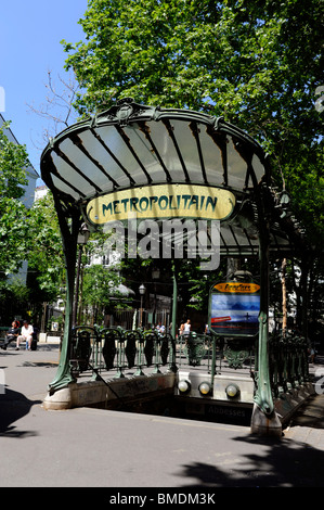 Abbesses stazione metropolitana da Hector Guimard sulla collina di Montmartre, Paris, Francia,francese Art Nouveau Foto Stock