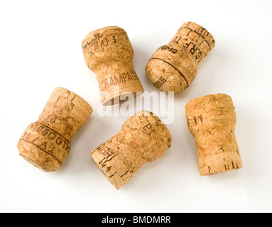 Fotografia di cinque tappi di champagne su un terreno bianco,champers,booze,alcol,bere,celebrare,bubbly,uva,vine,bolle,vini spumanti Foto Stock