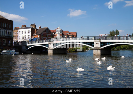La Windsor attraversando il ponte sul Fiume Tamigi in Eton, Berkshire, Inghilterra, Regno Unito Foto Stock