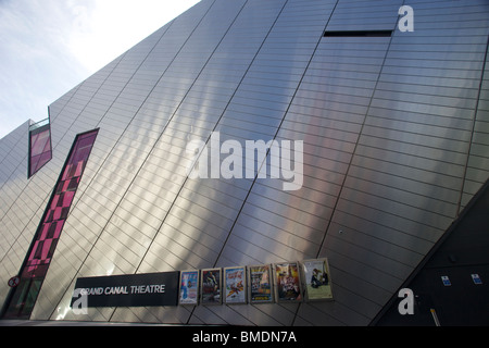 Il Bord Gáis teatro di energia (originariamente Grand Canal Theatre) è un performing arts venue, trova in Docklands di Dublino in Irlanda. Foto Stock