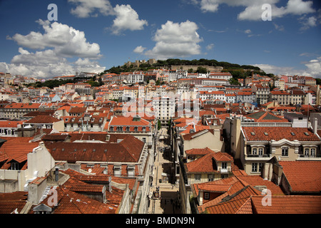 Vista dall'ascensore Elevador de Santa Justa oltre Lisbons area centrale Baixa al castello Castelo de Sao Jorge, Portogallo Foto Stock