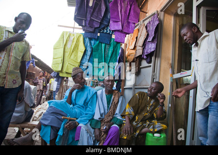 Un negozio nella Grand Marche di Bamako, in Mali vende pezzi colorati di capi di abbigliamento. Foto Stock