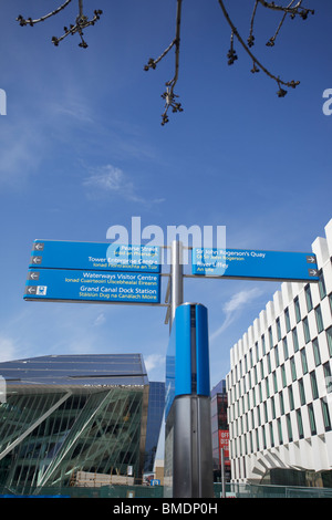 Indicazioni stradali al di fuori del Canal Grande Teatro di Hanover Quay a Dublino, Irlanda Foto Stock