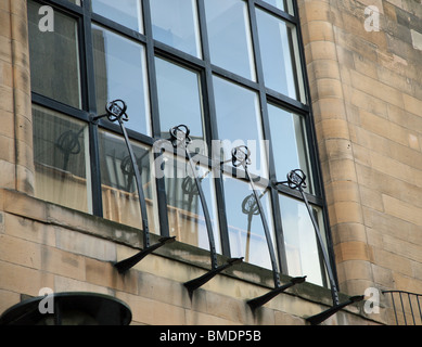 Foto scattata prima gli incendi del ferro battuto decorativo al Charles Rennie Mackintosh progettato Glasgow School of Art di Glasgow, Scotland, Regno Unito Foto Stock