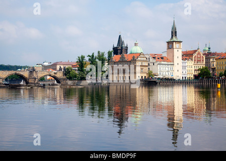 Città Vecchia si riflette nel fiume Moldava shot da Střelecký ostrov isola Praga Foto Stock