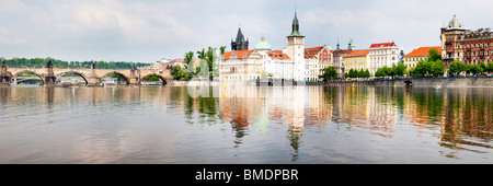 Città Vecchia si riflette nel fiume Moldava shot da Střelecký ostrov isola Praga Foto Stock