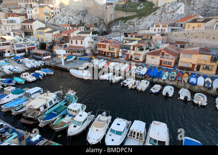 Il pittoresco piccolo porto di pescatori di 'Le Vallon des Auffes' nel cuore della città di Marsiglia Foto Stock