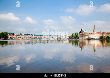 Città Vecchia si riflette nel fiume Moldava shot da Střelecký ostrov isola Praga Foto Stock