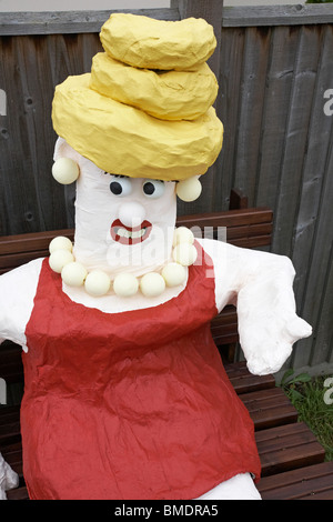 Una torta di Bakewell - Piella Bakewell ha seduto sul banco al Bisterne Annual Scarecrow Festival, bisterne, New Forest National Park, Hampshire, Regno Unito nel mese di settembre Foto Stock