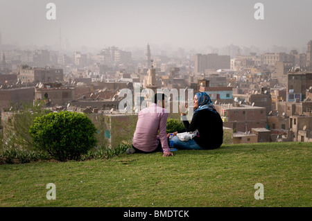 Al Azhar Park, situato vicino la moschea Azhar, attira famiglie, giovani coppie giovani e turisti provenienti da tutto il mondo. Foto Stock