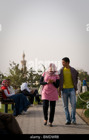 Al Azhar Park, situato vicino la moschea Azhar, attira famiglie, giovani coppie giovani e turisti provenienti da tutto il mondo. Foto Stock