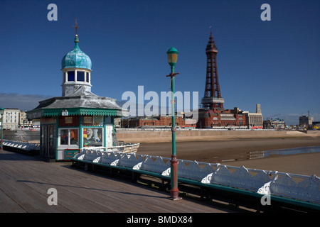 Blackpool North Pier e la torre e la spiaggia lungomare lancashire England Regno Unito Foto Stock