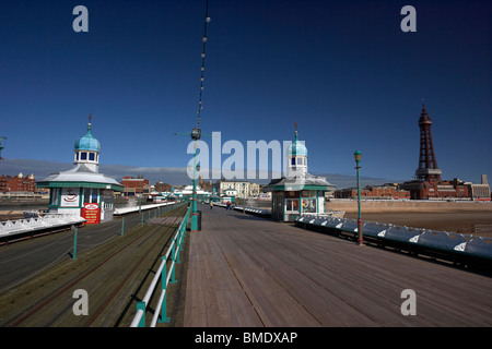 Blackpool North Pier e il lungomare lancashire England Regno Unito Foto Stock