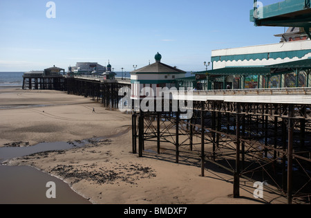 Blackpool North Pier e spiaggia sul lungomare lancashire England Regno Unito Foto Stock