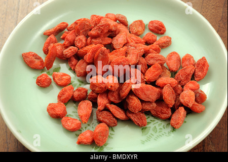 Essiccati Goji bacche nel piatto Foto Stock