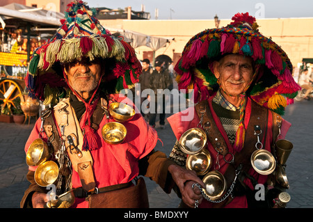 Due uomini anziani acqua venditore con un colorato hat con frange in piazza Jemaa el Fna sul mercato in Marrakech Maroc, Africa Foto Stock