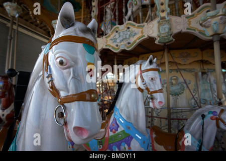 Cavalli ornati su una giostra vuota merry-go-round nel Regno Unito Foto Stock