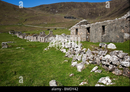 Le case coloniche abbandonate nel deserto sulla strada principale del villaggio Bay sull'isola di St. Kilda Foto Stock