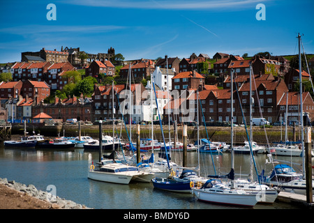 Imbarcazioni da diporto ormeggiato sul fiume Esk a Whitby, nello Yorkshire, Inghilterra Foto Stock