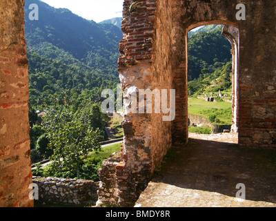 Vista dalle rovine del Palazzo di Sans Souci vicino a Cap Haitien, Haiti Foto Stock