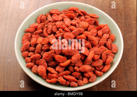 Essiccati Goji bacche nel piatto Foto Stock