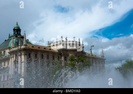 Karlsplatz (Stachus) fontana con il Palazzo di Giustizia, Monaco di Baviera, Germania. Foto Stock