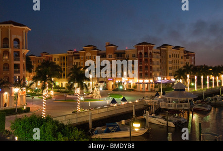 Bayfront, un elegante colorata in stile europeo di sviluppo sulla Baia di Napoli, Naples, Florida, Stati Uniti d'America Foto Stock