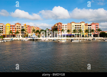 Bayfront, un elegante colorata in stile europeo di sviluppo sulla Baia di Napoli, Naples, Florida, Stati Uniti d'America Foto Stock