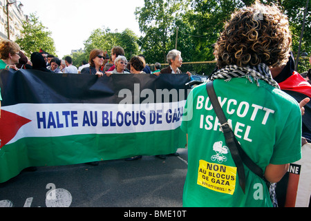 Manifestazione a Parigi per sostenere l'Irish-contrassegnato Rachel Corrie che trasportano gli aiuti umanitari alla striscia di Gaza. Foto Stock