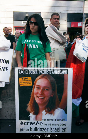 Manifestazione a Parigi per sostenere l'Irish-contrassegnato Rachel Corrie che trasportano gli aiuti umanitari alla striscia di Gaza. Foto Stock