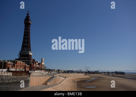 La Blackpool Tower promenade piloni sulla spiaggia e il lungomare lancashire England Regno Unito Foto Stock