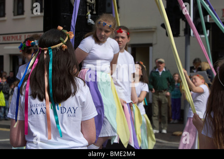 I bambini danza attorno al holywood maypole il giorno di maggio a holywood contea di Down Irlanda del Nord Regno Unito Foto Stock