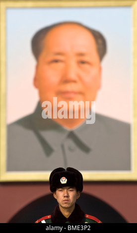 Palace protezione sotto il ritratto del Presidente Mao la Città Proibita di Pechino CINA Foto Stock