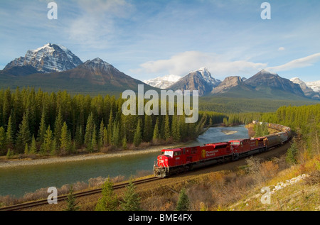 Canadian Pacific treno merci a curva Morants vicino al Lago Louise e il Parco Nazionale di Banff Alberta Canada America del Nord Foto Stock