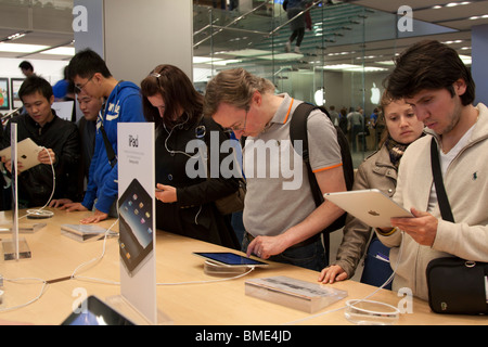Persone che utilizzano iPad - Apple Store - Regents Street - Londra Foto Stock