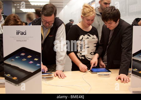 Persone che utilizzano iPad - Apple Store - Regents Street - Londra Foto Stock