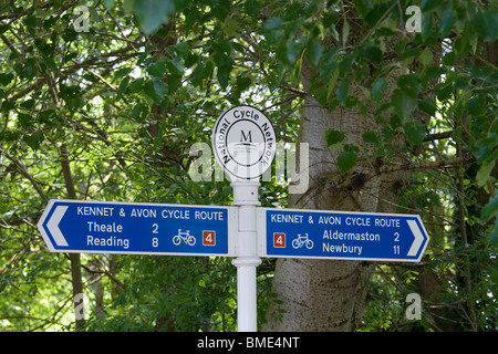 Segnale della National Cycle Network che indica a sinistra Reading e a destra Newbury Berkshire. Accanto al Kennet & Avon Canal, Regno Unito Foto Stock
