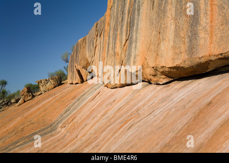 Erosione di acqua di modelli e texture su una roccia di granito scogliera e pendenza in Western Australian Outback Foto Stock