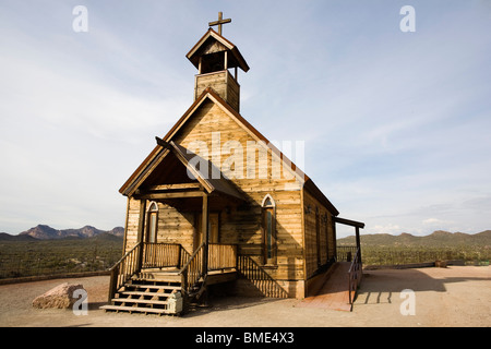 Chiesa a Goldfield Ghost Town, nei pressi di Apache Junction, Arizona e superstizione montagne. Foto Stock