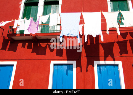 Servizio lavanderia e vestiti appesi ad asciugare per le strade di Burano, Italia vicino a Venezia. Foto Stock