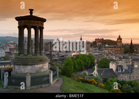 Calton Hill Edimburgo Scozia Edimburgo Dugald Stewart Monumento e centro della città di Edimburgo skyline su Calton Hill Edimburgo Lothian Scozia UK GB Foto Stock
