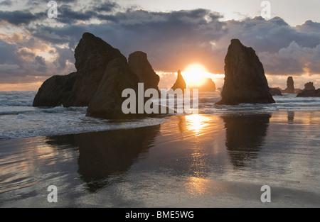 Sunset over Seastacks, Bandon, Oregon, Stati Uniti d'America Foto Stock