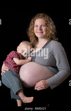 Gravidanza La mamma con bambino di 18 mesi, mom è pieno termine. Foto Stock