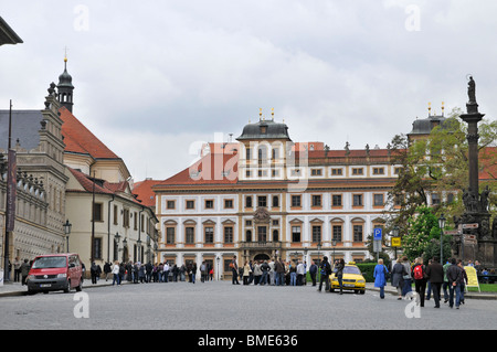 Piazza antistante il Castello di Praga, Praga, Repubblica Ceca Est Europa Foto Stock