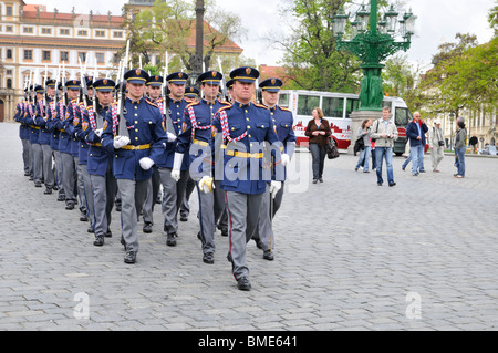 Cambio della guardia , il Castello di Praga , Repubblica Ceca, Est Europa Foto Stock