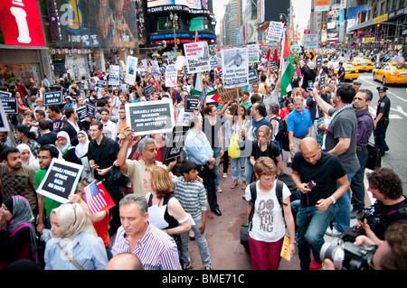 Migliaia di fedeli in New York Times Square per protestare contro Israele dell attacco mortale per gli Aiuti Umanitari Flottiglia. Giugno 01, 2010 Foto Stock