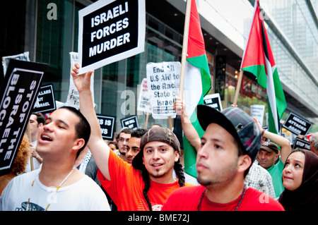 Migliaia di fedeli in New York Times Square per protestare contro Israele dell attacco mortale per gli Aiuti Umanitari Flottiglia. Giugno 01, 2010 Foto Stock